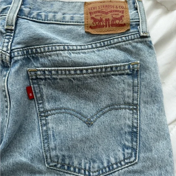 Levi's Classic Light Blue straight leg low pro Jeans size 28